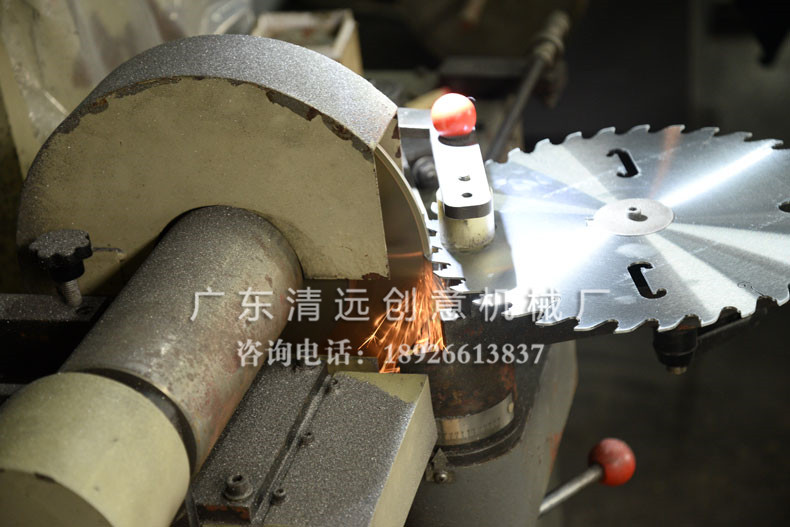創(chuàng)意機械廠生產(chǎn)車間進行鋸片磨齒