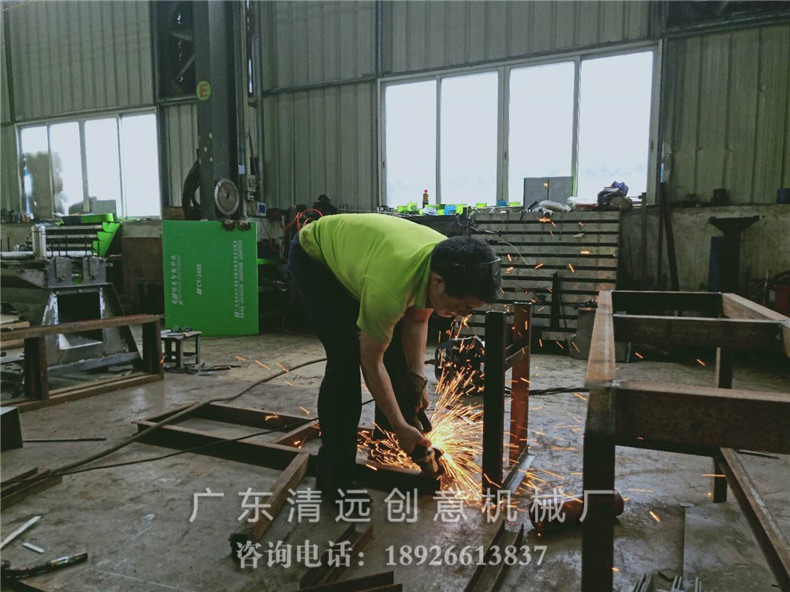 工廠生產(chǎn)車(chē)間員工正在進(jìn)行多片鋸機(jī)械焊接工作