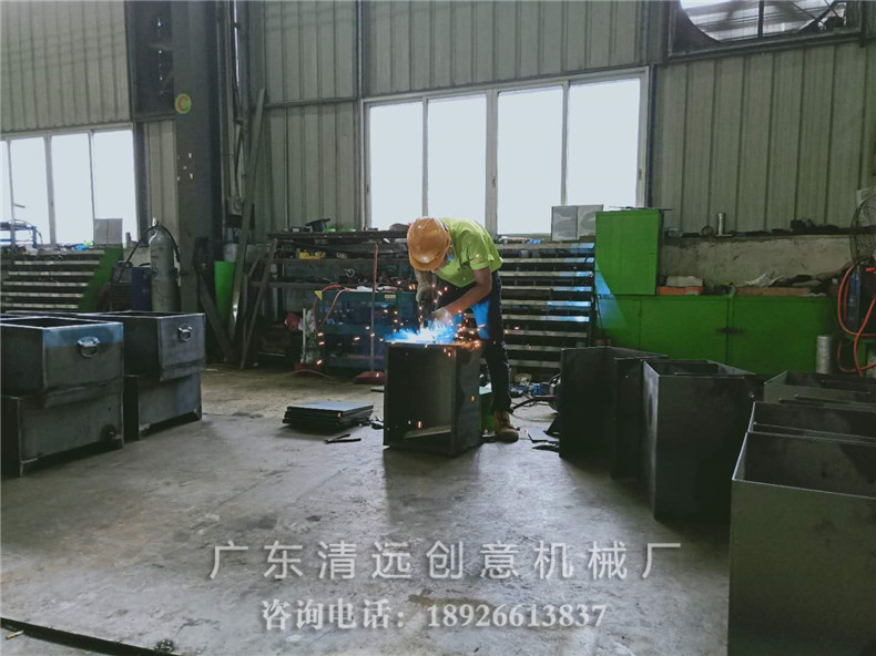 工廠生產(chǎn)車(chē)間員工正在進(jìn)行多片鋸機(jī)械焊接工作