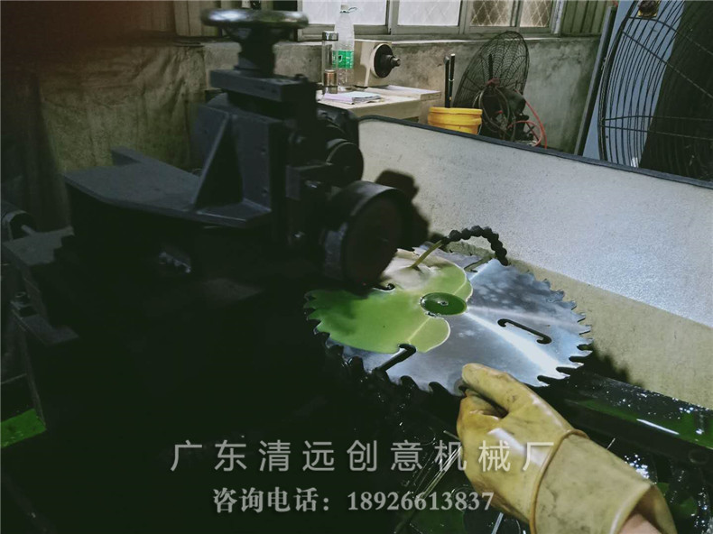 工廠生產(chǎn)車(chē)間員工在生產(chǎn)多片鋸鋸片