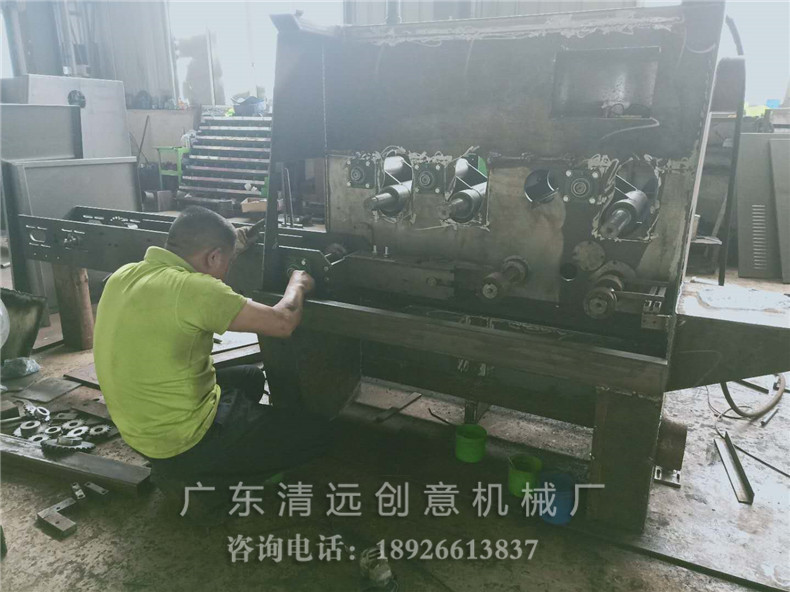工廠生產(chǎn)車間一角，工廠正在制造圓木多片鋸機器
