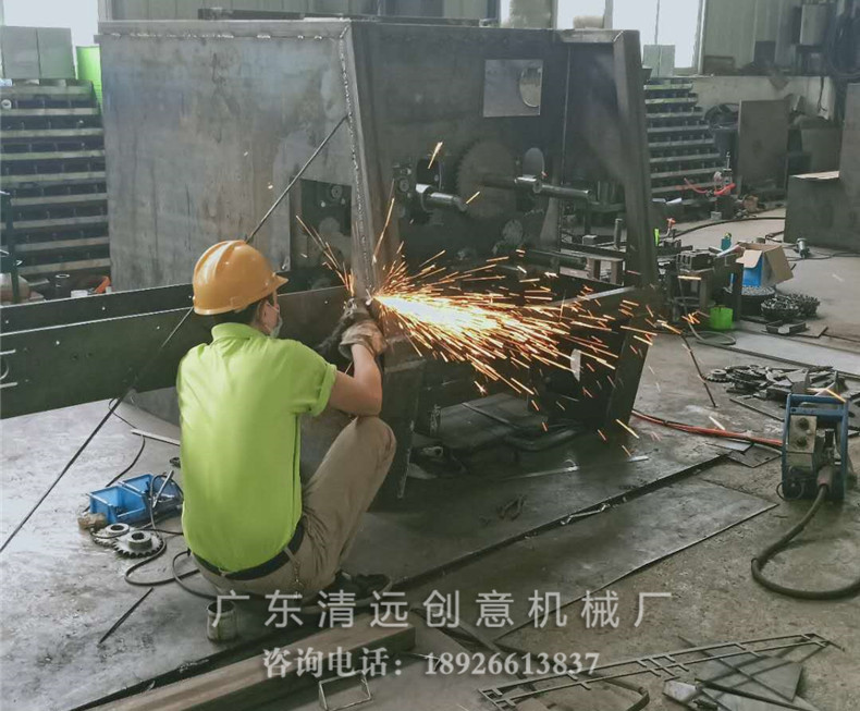 工廠生產(chǎn)車間一角，工廠正在制造圓木多片鋸機器