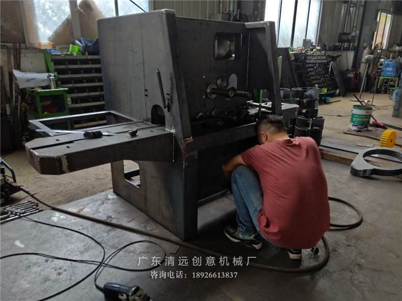 多片鋸生產(chǎn)車間一角，工人師傅正在制造圓木多片鋸機(jī)器