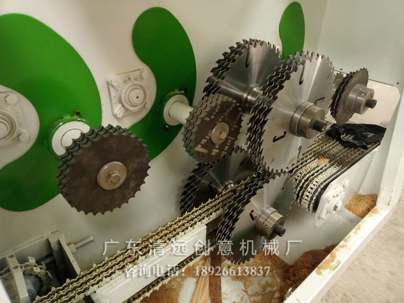 圓木多片鋸設(shè)備內(nèi)倉，升降雙壓輪加緊，木材更穩(wěn)定