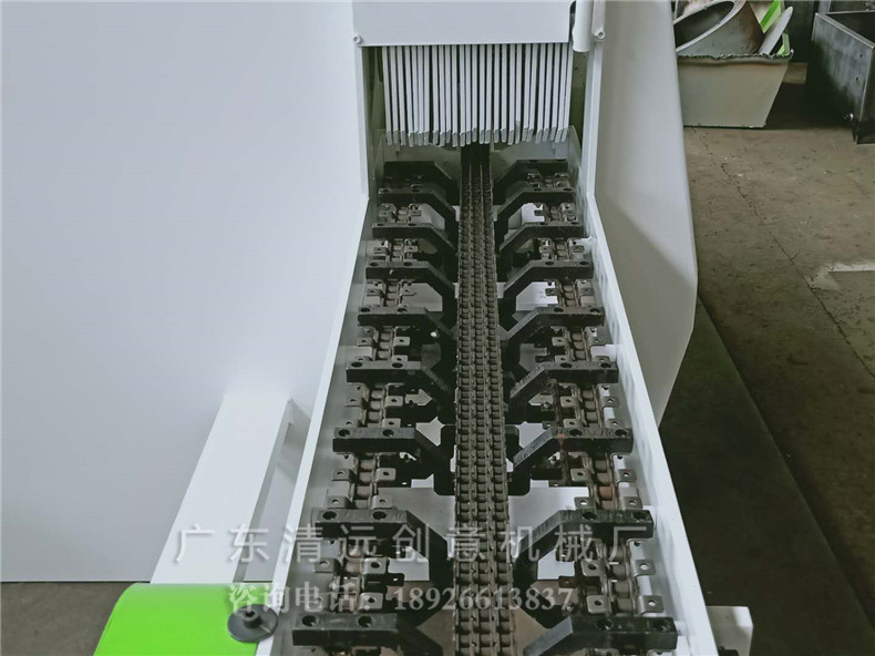 圓木多片鋸機器采用V型鏈板送料，自動居中，鋸切更平穩(wěn)