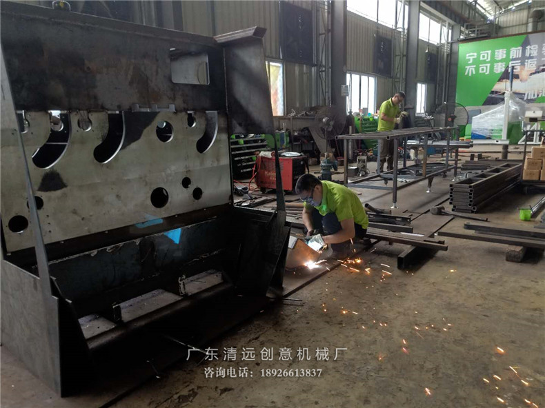 多片鋸生產(chǎn)車(chē)間一角，一臺(tái)正在生產(chǎn)的圓木多片鋸機(jī)器