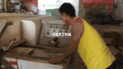 木材加工廠使用每臺每天平均出板材50立方的方木多片鋸生產(chǎn)，速度快，高效率