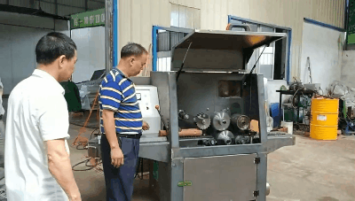使用的圓木多片鋸，操作員操作前必須熟悉機器的性能，用途及操作注意事項，生手嚴禁單獨上機操作。  