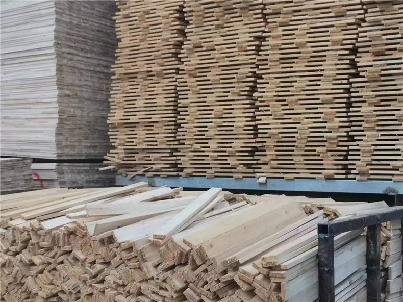 圓木多片鋸鋸片的質量也是起重要的作用，大家都知道木工機械圓木多片鋸鋸片調整旋轉，它既要傳送切削力又要堅持工作的穩(wěn)定性，優(yōu)質的多片鋸廠家生產(chǎn)的圓木多片鋸鋸片不只具有靜態(tài)幾何尺寸和正確度，其重要的是它的動態(tài)特性特別好，經(jīng)屢次刃磨，運用壽命長。