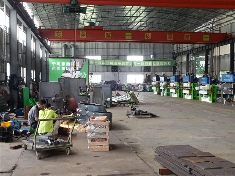 廣東創(chuàng)意木工機械廠家對于多片鋸品牌設(shè)備的自主研發(fā)，不只是保證圓木多片鋸、方木多片鋸設(shè)備的質(zhì)量，同時也不曾停止過對圓木方木多片鋸性能的提升，以及功能的完善。