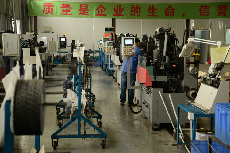 創(chuàng)意木工機械廠合金鋸片生產車間